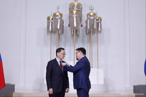 Хөдөлмөрийн баатар Б.Чимидийн нэрэмжит шагналыг Н.Лүндэндоржид олголоо